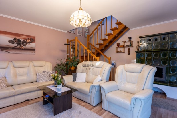 Isztim�ri elad� t�gla csal�di h�z