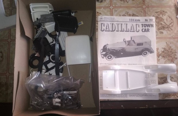 Italeri Cadillac Town Car 1:24 makett