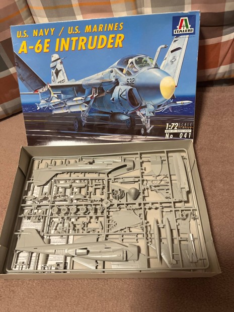 Italeri modell repl 1:72 A-6E Intruder