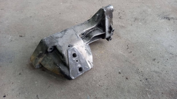Iveco Daily 00- 2.3 Jobb o. motortart bak motortartbak konzol 6219