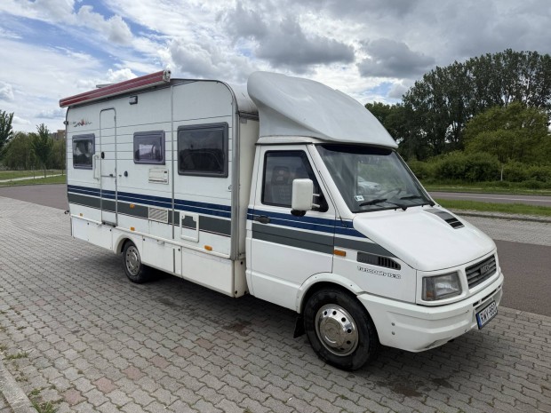 Iveco Daily 3 fős lakóautó,napelem,állófűtés,házi vízmű,