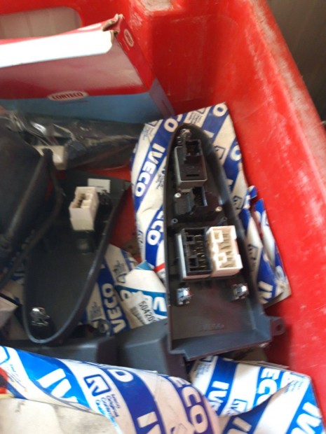 Iveco uj alkatr�sz ajt� ablakt�rl�