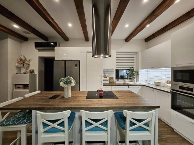 �zl�ses Saj�t r�szre �p�lt csal�di h�z elad�