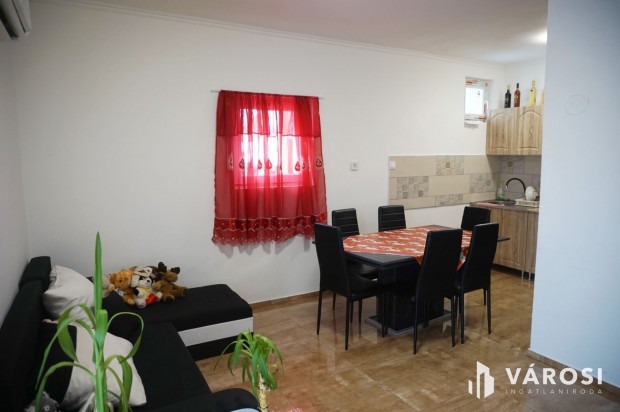 �zl�sesen fel�j�tott csal�di h�z!