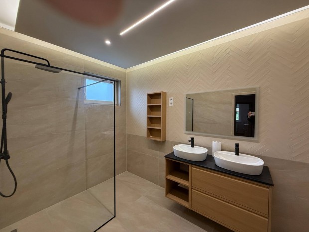 �zl�sesen fel�j�tott �n�ll� csal�di h�z a B�tori lak�parkban elad�