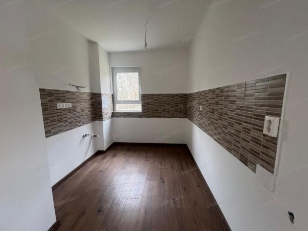 Izs�ki 63 nm-es lak�s elad�