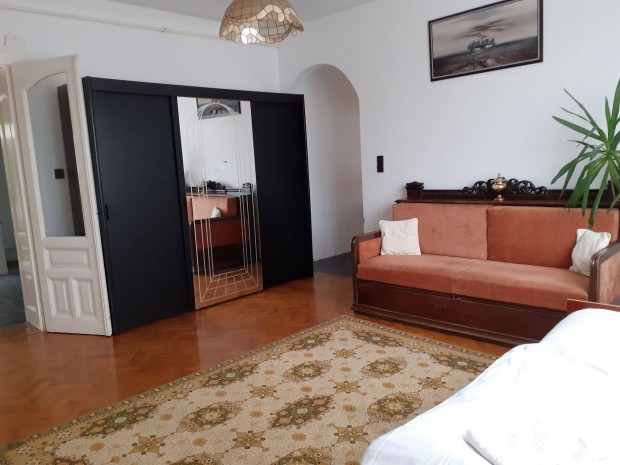 Izs�kon Csal�di h�z kiad�