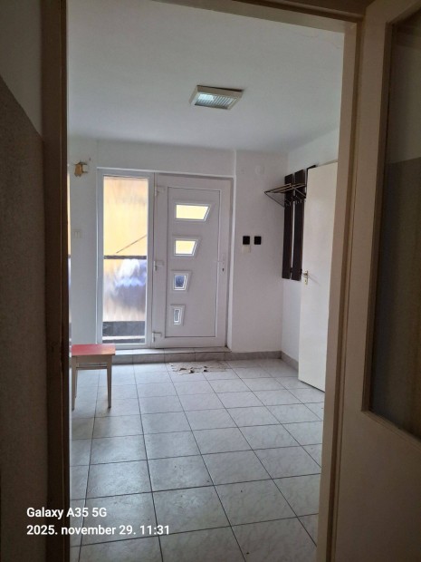 Izs�kon h�z elad�