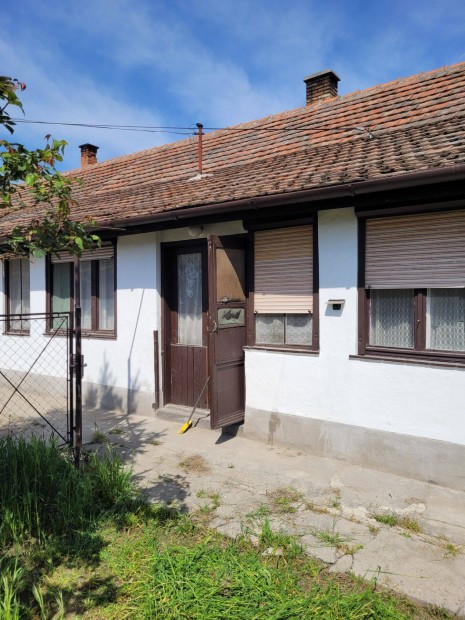 Izs�kon h�zr�sz elad�