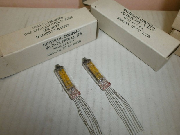 JAN 5672 - Raytheon - subminiatur pentode - NOS