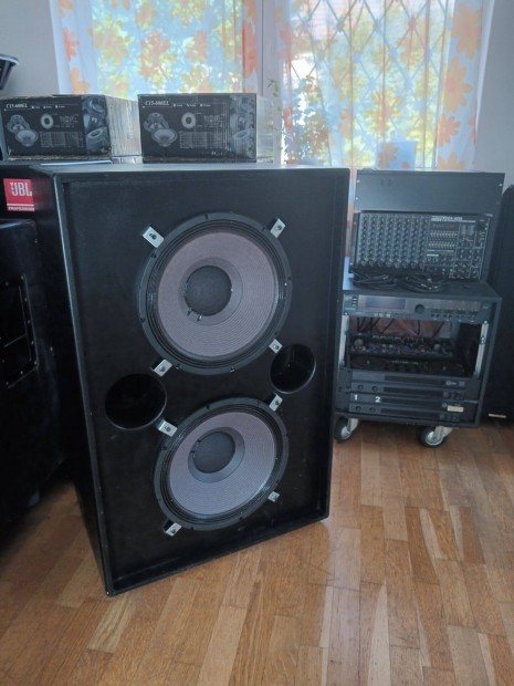 JBL 4670D utngyrtott hangfalak, a gyrinl jobb anyagbl