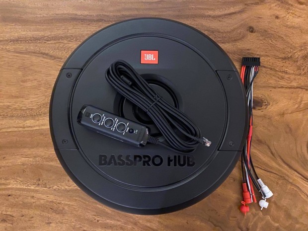 JBL Basspro Hub m�lysug�rz� 200 W RMS
