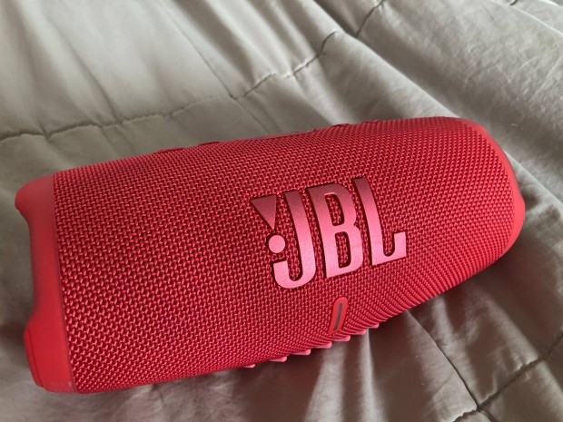 JBL Charge 5 hordozhat hangszr, power bankknt is hasznlhat