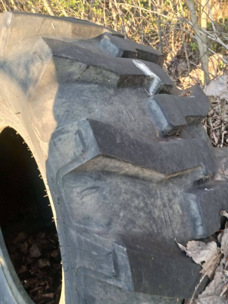 JCB 3CX gumiabroncs 18,4-26