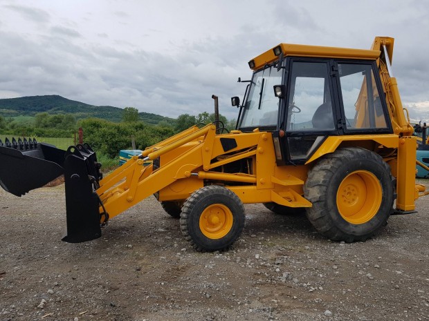 JCB 3CX.nyithatókanállal.