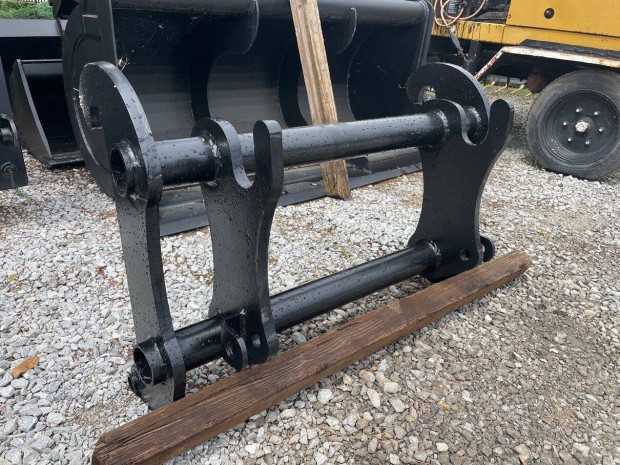 JCB - Manitou �talak�t� k�ztes adapter