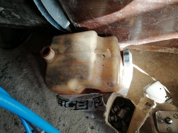 JCB traktor kiegyenl�t� - h�t�v�z tart�ly ,haszn�lt, nagyon olcs�n!