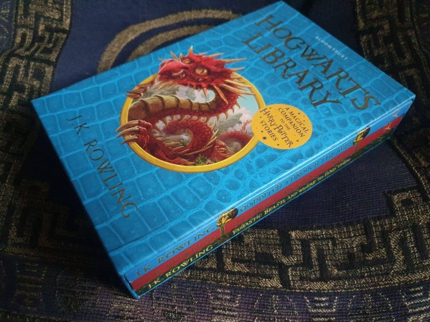 J. K. Rowling: The Hogwarts Library -angol nyelv, j, dszdobozos