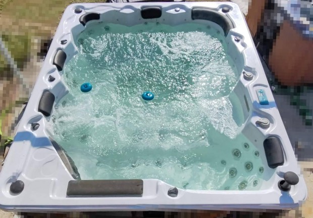 Jacuzzi spa pezsgfrd dzsa medence kert kerti grill rattan 