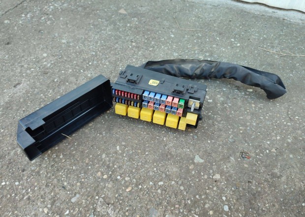 Jaguar S-Type (1999) motortr biztostk doboz