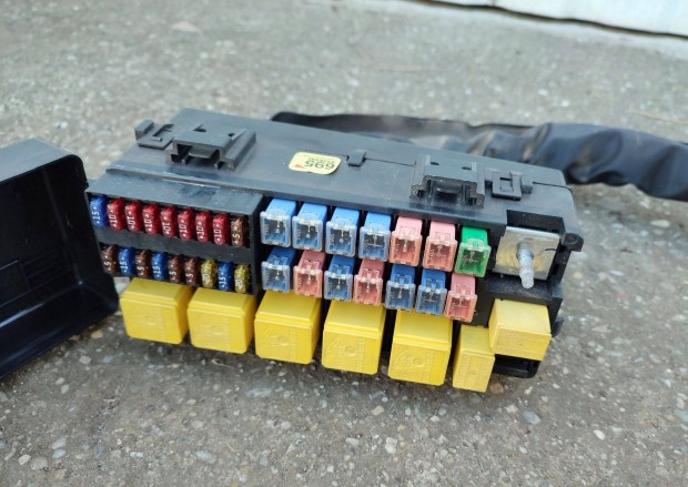 Jaguar S-Type (2001) motort�r biztos�t�k doboz