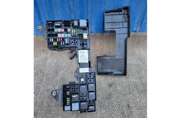 Jaguár XF, X250 gyári 8X2T14A003 biztosíték tábla, 9x2314c256 modul