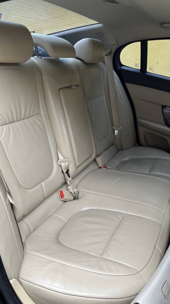 Jaguar XF hátsó ülés elemek fejtámla