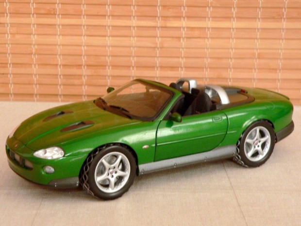 Jaguar Xkr (2002, James Bond Edition) modellaut 1:18