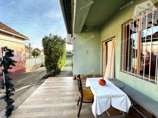 Jakabsz�ll�son 3 szob�s h�z, nagy mell�k�p�letekkel ELAD�!