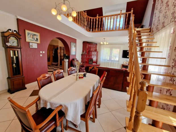 Jakabsz�ll�son 7 szob�s, 2 f�rd�szob�s csal�dih�z m�hellyel elad�!