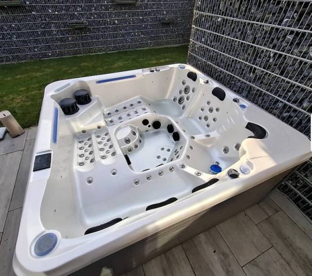 Jakuzzi, Jacuzzi Fullos, 2 ves, Az j r felrt, 1 v Garancival 