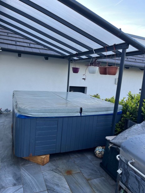 Jakuzzi elad!