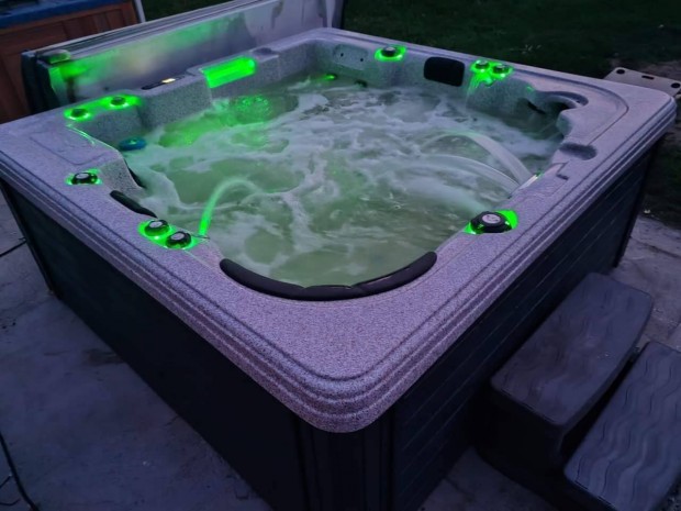 Jakuzzi jacuzzi spa pezsgfrd dzsa medence kert kerti grill rattan