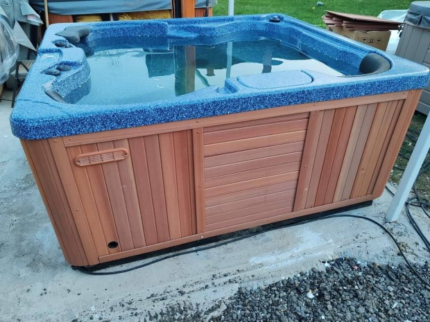 Jakuzzi jacuzzi spa pezsgfrd dzsa medence kert kerti grill rattan 