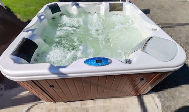 Jakuzzi jacuzzi spa pezsgfrd dzsa medence kert kerti grill rattan 