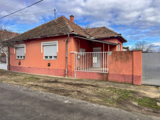 J�noshalma, 79 nm-es csal�di h�z elad�