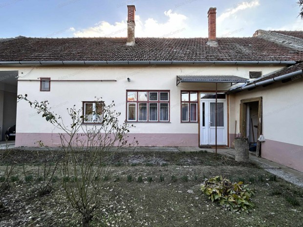 J�noshalma k�zpontj�ban azonnal k�lt�zhet� 2 szoba+nappalis h�z elad�