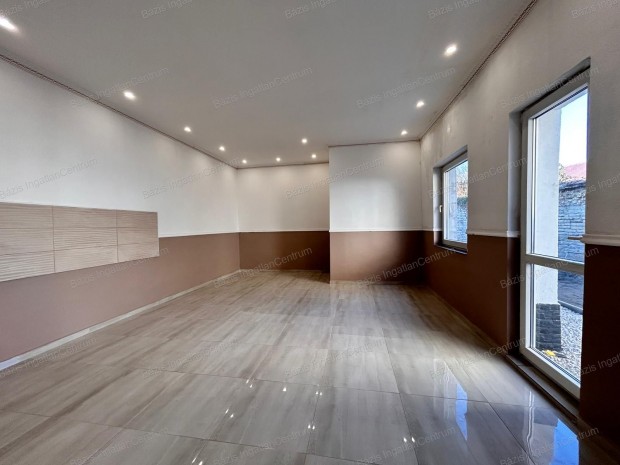 J�noshalma k�zpontj�ban fel�j�tott polg�ri otthon elad�