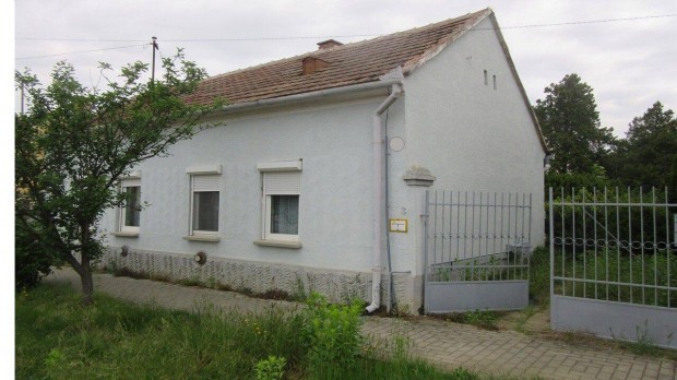 Jánosháza, mellékutcájában, jó állapotú családi ház eladó