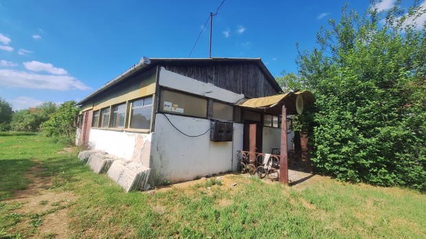 J�noshid�n elad� egy gazdas�gi �p�let