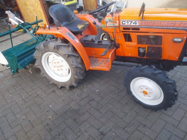 Jap�n 17Le kistraktor,4x4hajt�ssal,125-�s talajmaroval elado