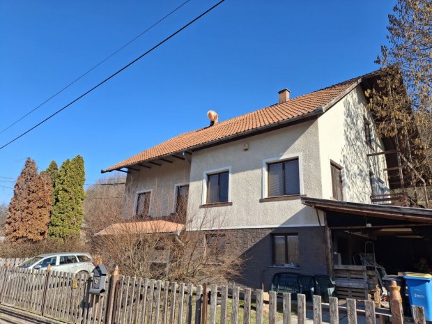 J�rd�nh�za, Izra �t, 240 m2-es, csal�di h�z, 3+3 szob�s, j� �llapot�