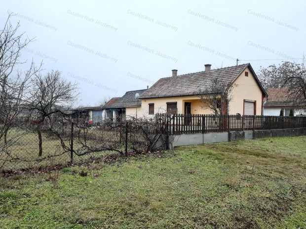 J�sz�g�n 4771 nm-es telken elad� egy 54 nm-es, 2 szob�s csal�di h�z