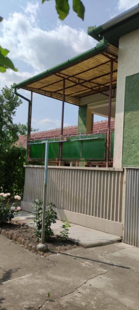 J�szals�szentgy�rgy�n csal�di h�z elad�