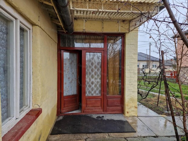 J�szals�szentgy�rgy�n elad� 88 nm-es, fel�j�tand� 3 szob�s csal�di h�z