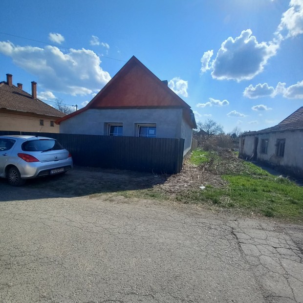 J�szap�ti strand utc�j�ban elad� csal�di h�z