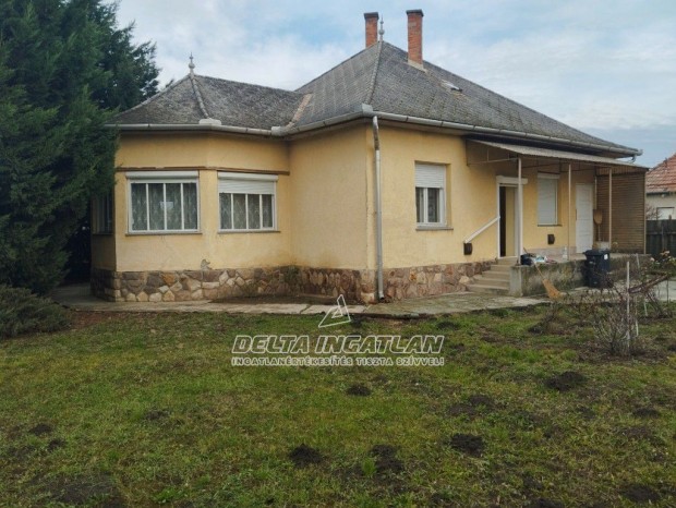 J�szap�tin 3 szob�s, v�lyog csal�di h�z, nagy mell�k�p�lettel elad�!