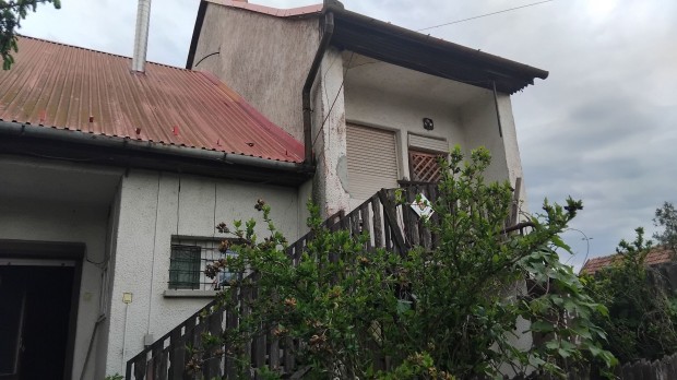 J�szap�tin elad� egy t�bb funkci�s csal�di h�z