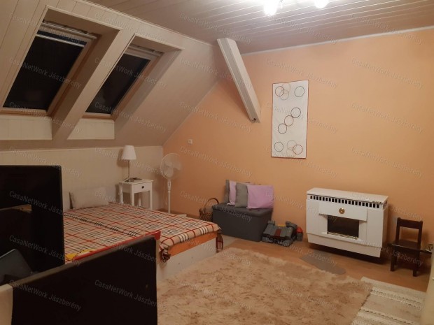 J�sz�roksz�ll�son 229 nm-es, 2 szintes, 5 szob�s csal�di h�z elad�!