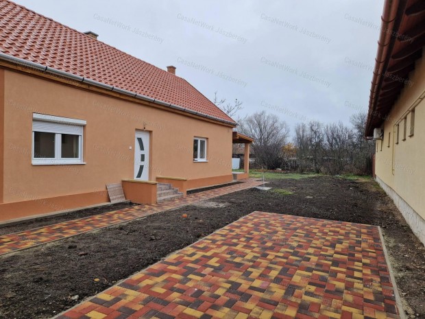 J�sz�roksz�ll�son fel�j�tott, 79 nm-es, 3 szob�s csal�di h�z elad�